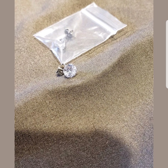 Cubic zirconia studs - Picture 1 of 1